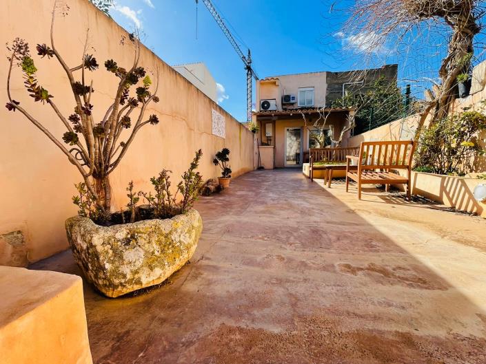 Image No.1-5 Bed Townhouse for sale