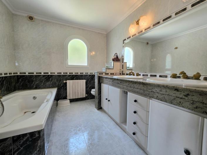 Image No.14-7 Bed Chalet for sale