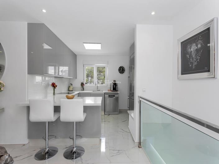 Image No.11-3 Bed House for sale