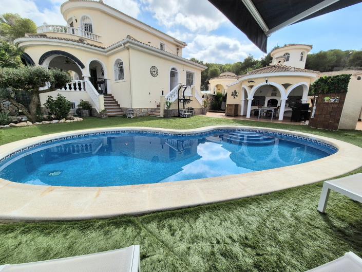 Image No.1-5 Bed Villa / Detached for sale