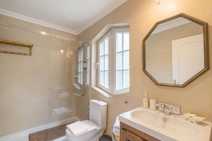 Image No.40-15 Bed Hotel for sale