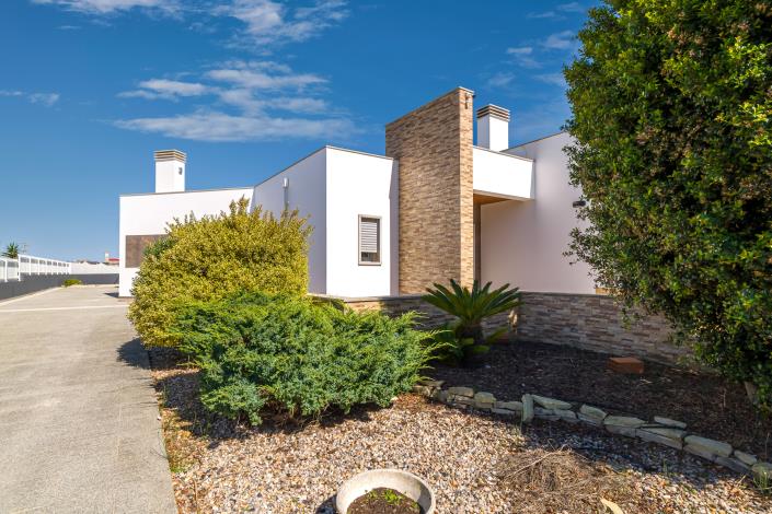 Image No.2-4 Bed House for sale