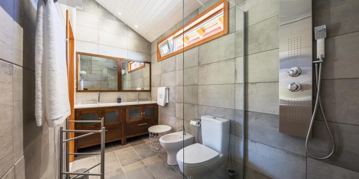 Image No.8-8 Bed Country Property for sale