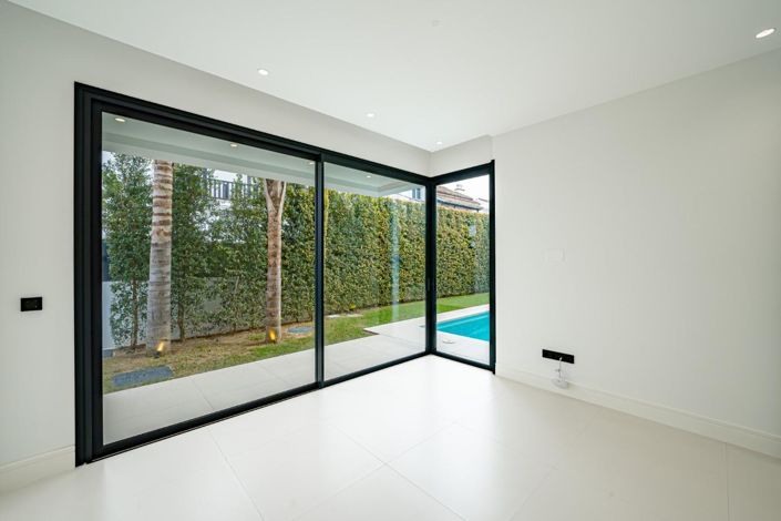 Image No.18-4 Bed Property for sale