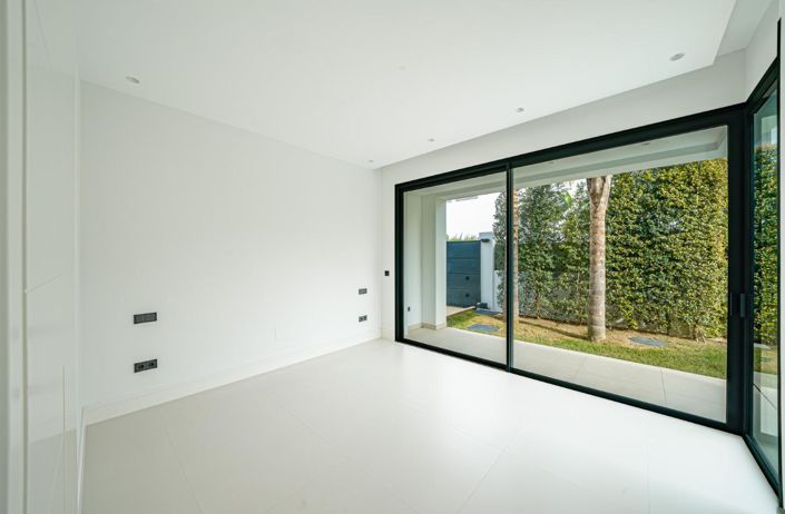 Image No.20-4 Bed Property for sale