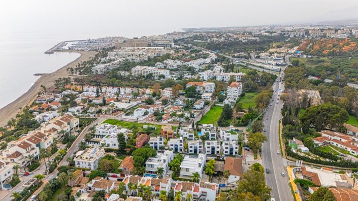 Image No.4-4 Bed Property for sale