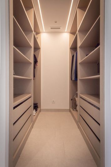 Image No.10-6 Bed Property for sale