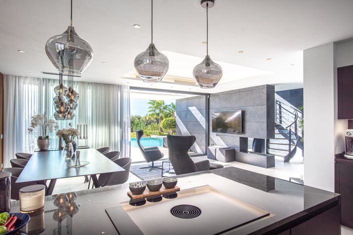 Image No.14-6 Bed Property for sale