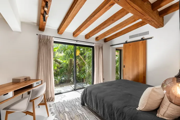 Image No.16-5 Bed Property for sale