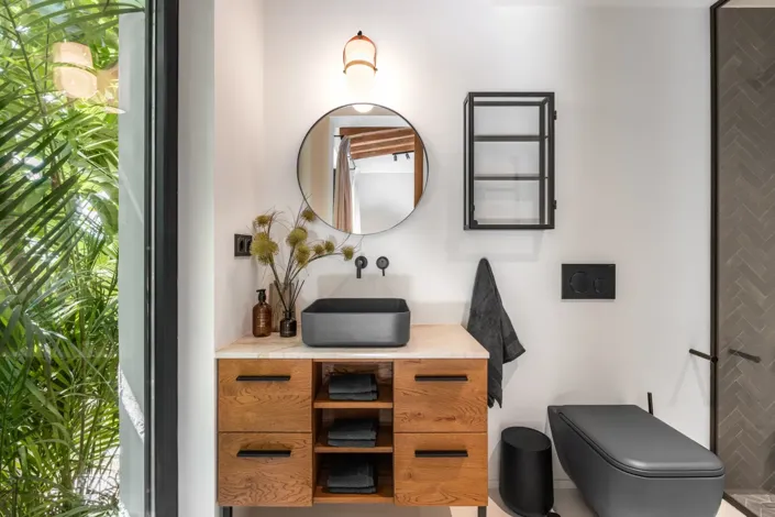 Image No.17-5 Bed Property for sale