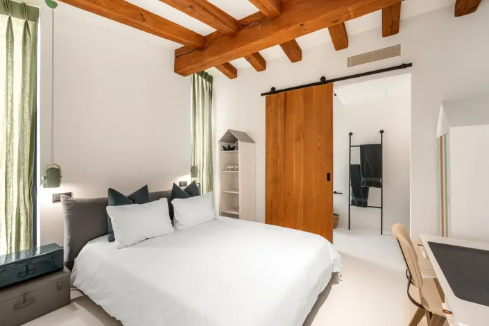 Image No.20-5 Bed Property for sale