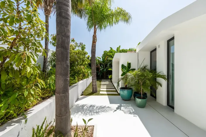 Image No.24-5 Bed Property for sale