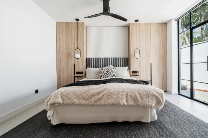 Image No.12-4 Bed Property for sale