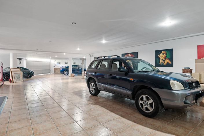 Image No.13-6 Bed Property for sale