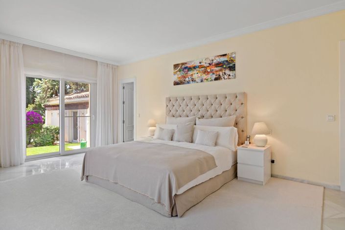 Image No.17-6 Bed Property for sale