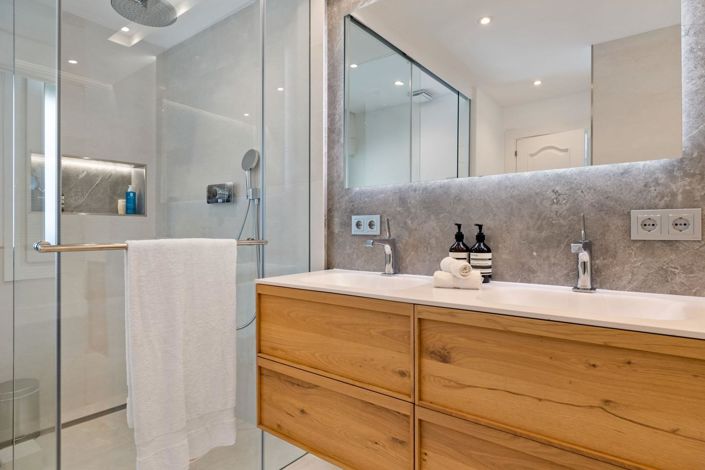 Image No.21-6 Bed Property for sale