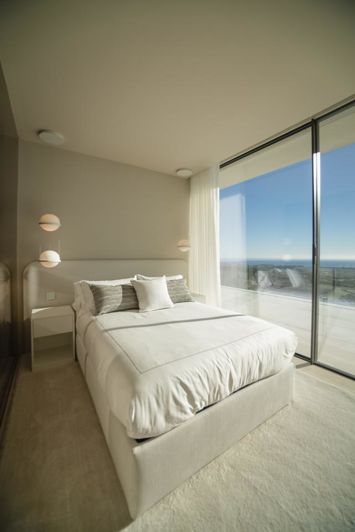 Image No.12-6 Bed Property for sale