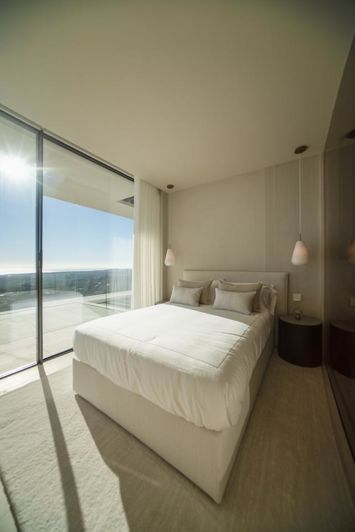 Image No.17-6 Bed Property for sale