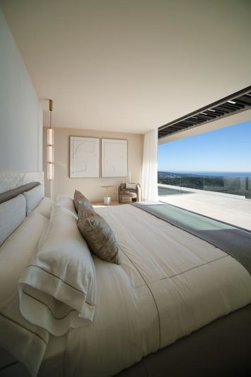 Image No.24-6 Bed Property for sale