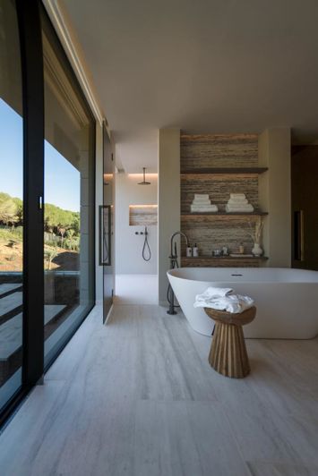 Image No.25-6 Bed Property for sale