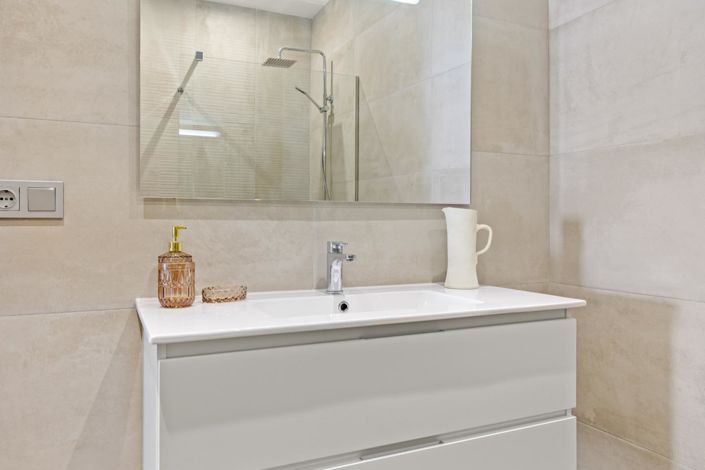 Image No.18-3 Bed Property for sale