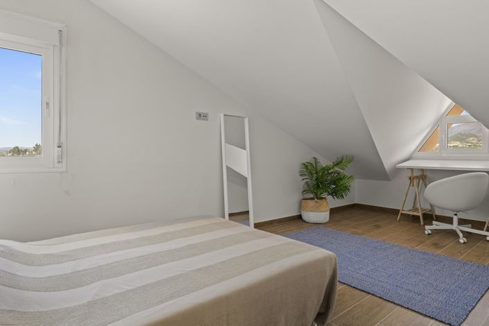 Image No.19-3 Bed Property for sale