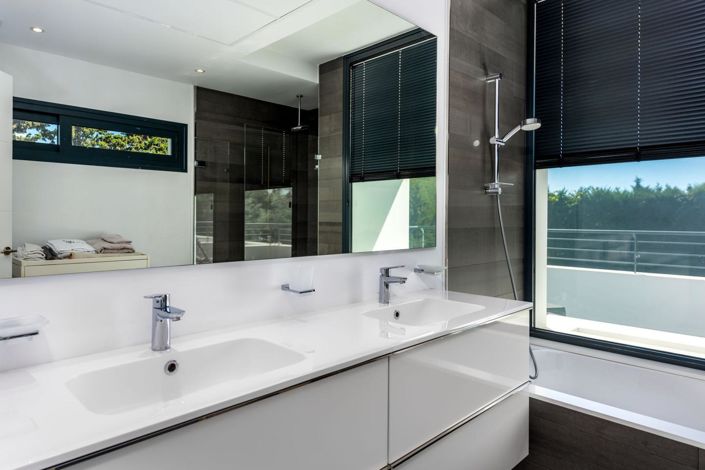 Image No.15-4 Bed Property for sale