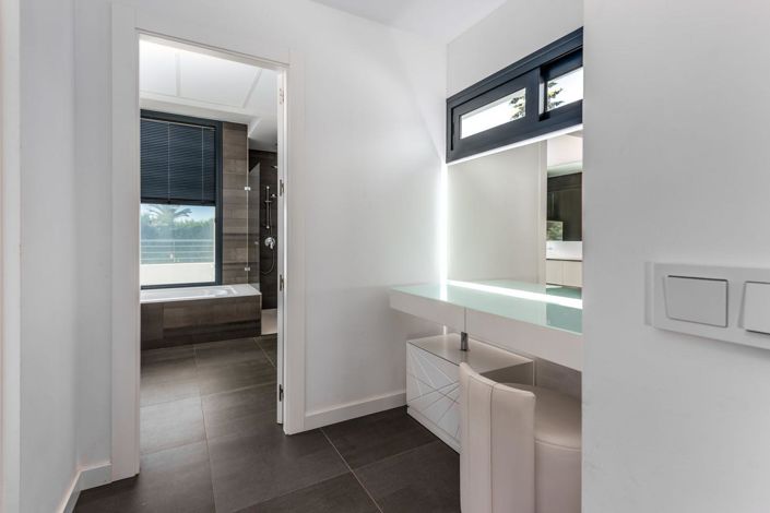 Image No.25-4 Bed Property for sale