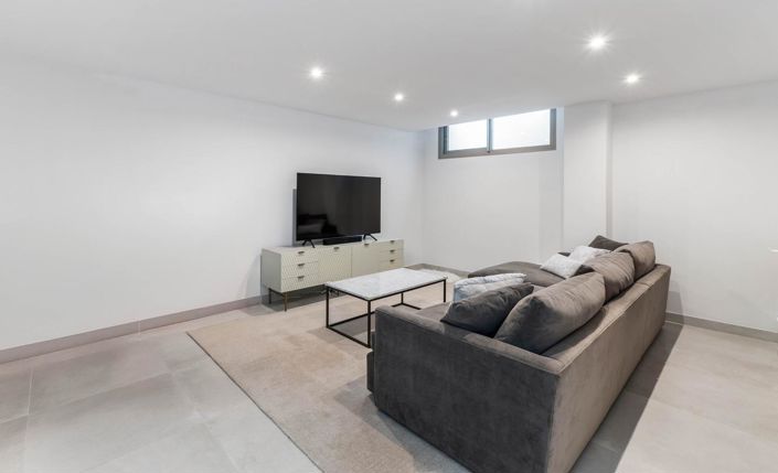 Image No.8-3 Bed Property for sale