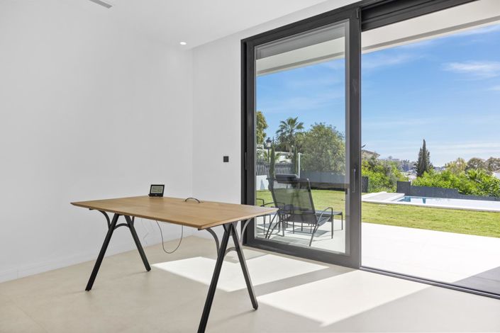 Image No.25-4 Bed Property for sale