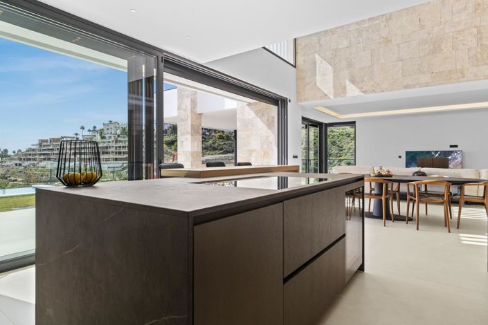 Image No.4-4 Bed Property for sale