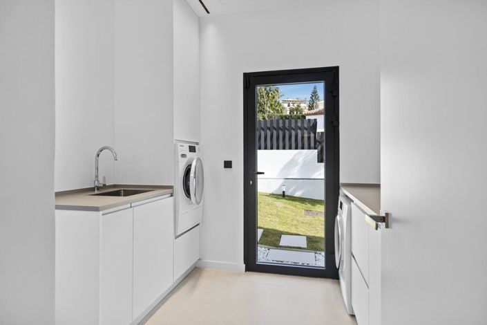 Image No.54-4 Bed Property for sale