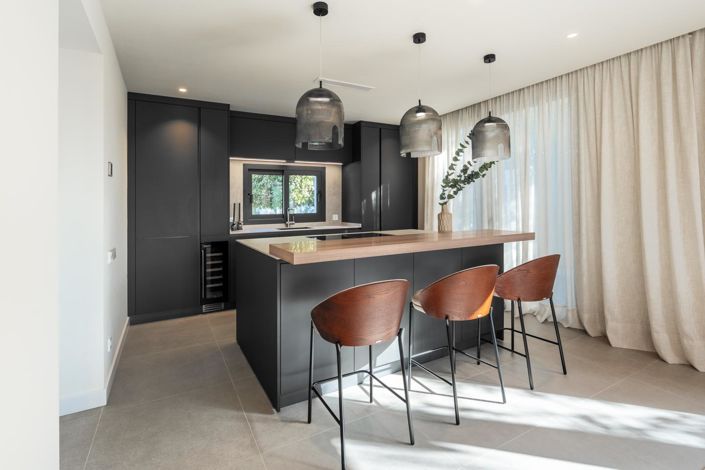 Image No.26-5 Bed Property for sale