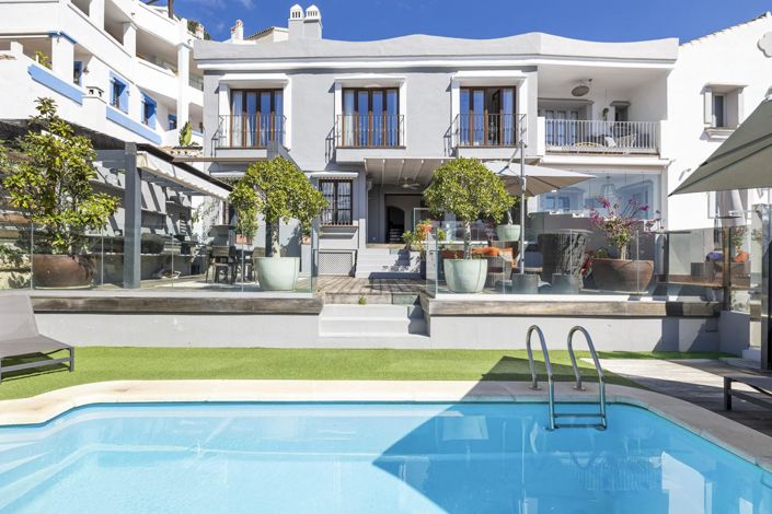Image No.1-5 Bed Property for sale