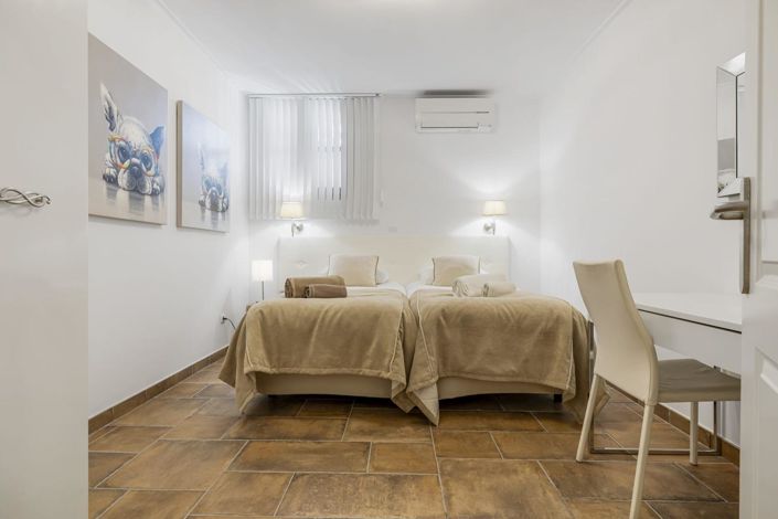 Image No.17-5 Bed Property for sale