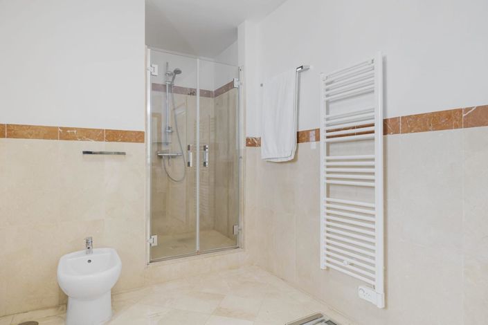 Image No.20-5 Bed Property for sale