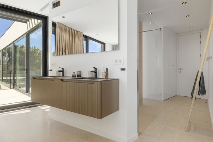 Image No.13-5 Bed Property for sale