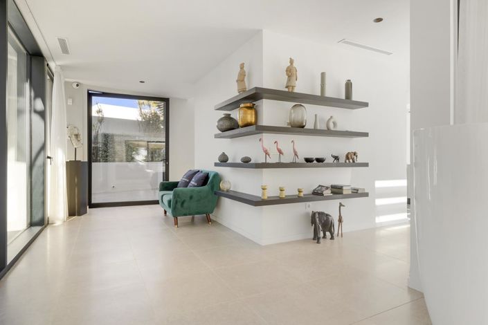 Image No.15-5 Bed Property for sale