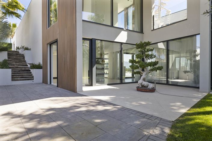 Image No.38-5 Bed Property for sale