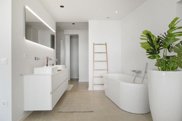 Image No.46-5 Bed Property for sale