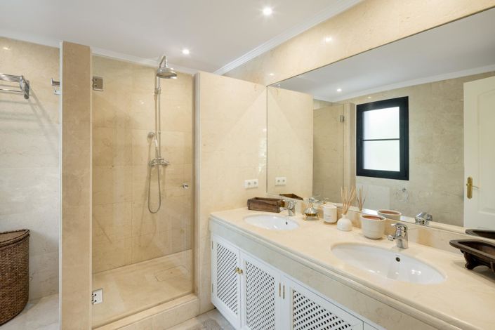 Image No.15-4 Bed Property for sale