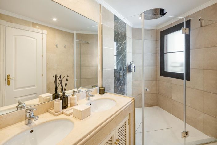 Image No.17-4 Bed Property for sale