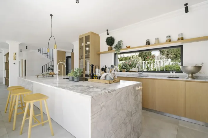 Image No.8-5 Bed Property for sale