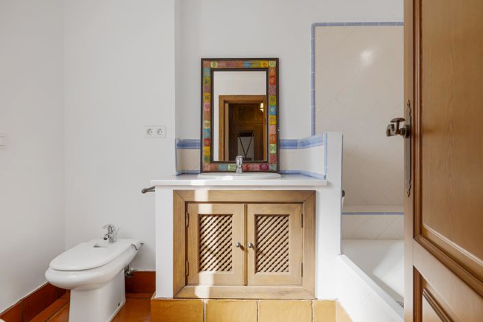 Image No.14-4 Bed Property for sale