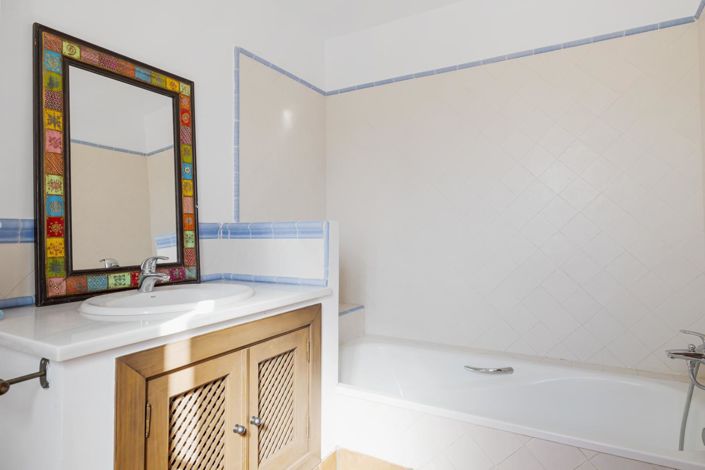 Image No.27-4 Bed Property for sale