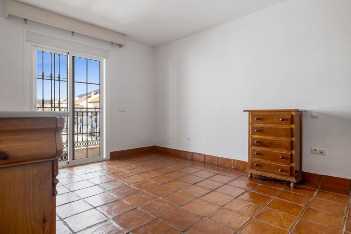 Image No.33-4 Bed Property for sale