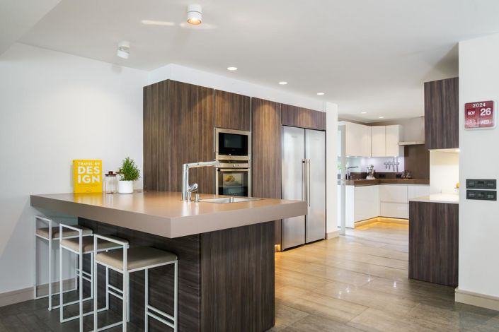 Image No.10-6 Bed Property for sale