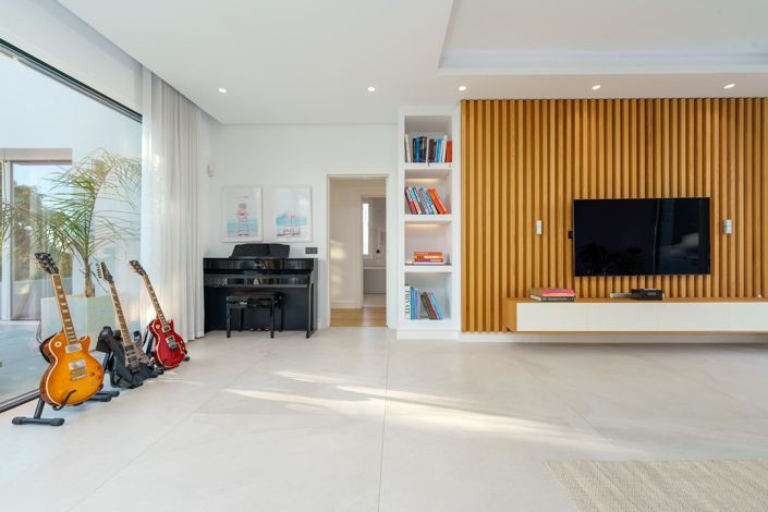 Image No.17-6 Bed Property for sale