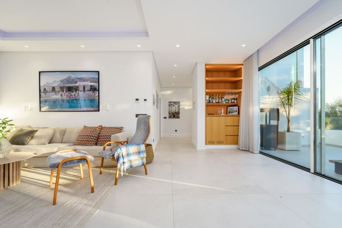 Image No.20-6 Bed Property for sale