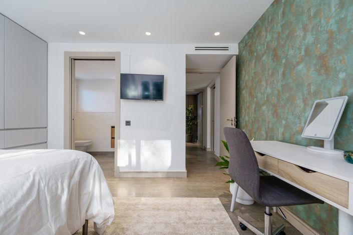 Image No.23-6 Bed Property for sale